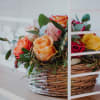 Media 2 - Ein Korb voller Rosen mit Gottlieber Tee Geschenk-Set