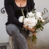 Media 3 - 9 peonie bianche con verde