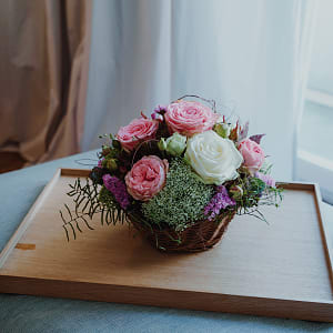 Media 4 - Schnittblumen Ein Korb voll Poesie mit Rosen und Teddybär (weiß)