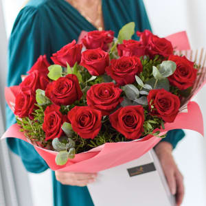 Valentine\'s Day Luxury 18 Red Roses.