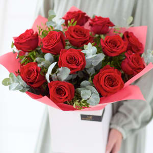 Valentine\'s Day Luxury 12 Red Roses.