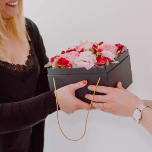 Scatola con fiori «Seville» (20 cm)