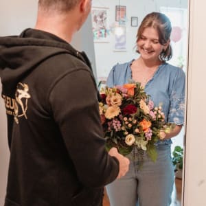 Media 2 - Blumenstrauss «Geburtstag» mit Prosecco Rosé Albino Armani DOC (75 cl), inkl. Eiskühler und zwei Flûte-Gläser