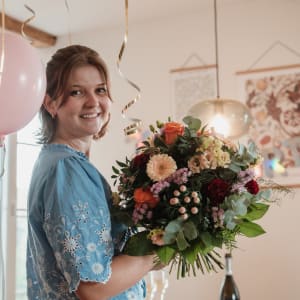 Media 2 - Blumenstrauss «Geburtstag» mit Honig Geschenk-Set von Bee-Family