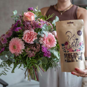 Media 1 - Blumenstrauss «Märchen in Rosa» mit stoli-Nüssen – Fleurop Edition