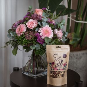 Media 2 - Blumenstrauss «Märchen in Rosa» mit stoli-Nüssen – Fleurop Edition