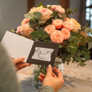 Mazzo di fiori «New Romance» con carta regalo da CHF 50.- di PKZ