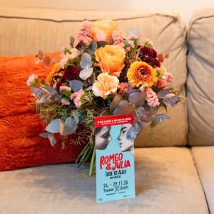 Media 2 - Bouquet of flowers «Romeo» with a CHF 50.- voucher for the musical «Romeo & Julia»