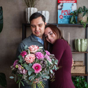 Media 2 - Bouquet of flowers «Juliet» with a CHF 50.- voucher for the musical «Romeo & Julia»
