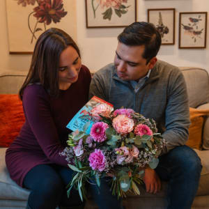 Media 6 - Bouquet of flowers «Juliet» with a CHF 50.- voucher for the musical «Romeo & Julia»