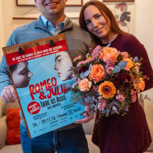 Media 6 - Bouquet of flowers «Romeo» with a CHF 100.- voucher for the musical «Romeo & Julia»