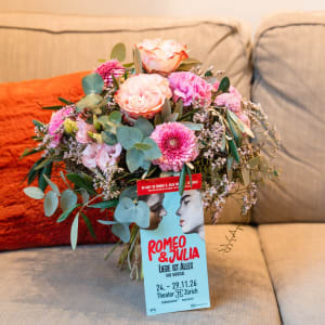 Media 2 - Bouquet of flowers «Juliet» with a CHF 100.- voucher for the musical «Romeo & Julia»