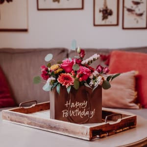 Media 2 - Fleurop Blumentasche «Happy Birthday» - in kräftigen Farben