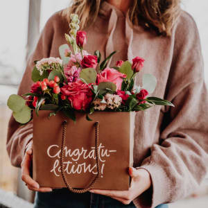 Borsa di fiori «Congratulations!» - nei toni rosso e fucsia