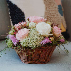 Blumengesteck «Ein Korb voll Poesie mit Rosen»