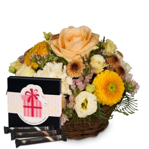Flower arrangement «Bright Surprise» with Gottlieber Hüppen «For You»
