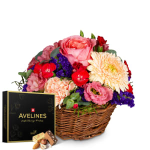 Blumengesteck «Melodie der Farben» mit Avelines Pralinés von Maestrani