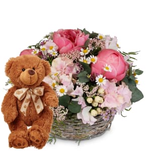 Arrangement floral «Poésie de pivoines» avec ours en peluche