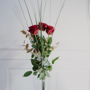 3 rose rosse con verde