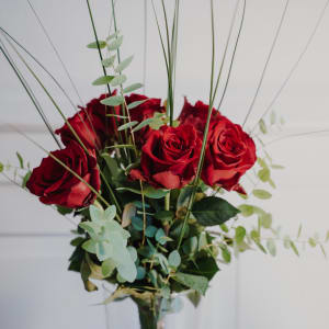 Media 4 - 7 rote Rosen mit Grün