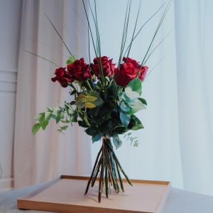 Media 4 - 9 rote Rosen mit Grün