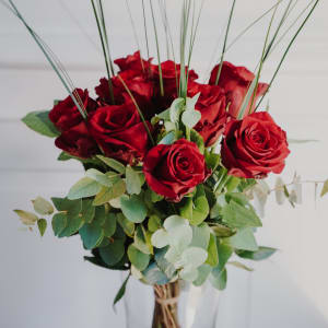 Media 2 - 9 rote Rosen mit Grün