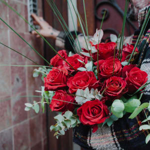 Media 4 - 12 rote Rosen mit Grün