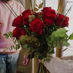 Media 5 - 12 rote Rosen mit Grün