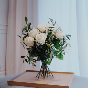 Media 4 - 12 weiße Rosen mit Grün