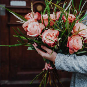 12 lachsfarbene Rosen mit Grün