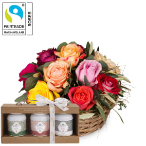 Flower arrangement «A Basket Full of Roses» with Fairtrade Max Havelaar Roses and Gottlieber tea gift set