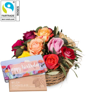 Arrangement floral «Une corbeille pleine de roses» avec roses Fairtrade Max Havelaar et Munz tablette de chocolat «Happy Birthday»