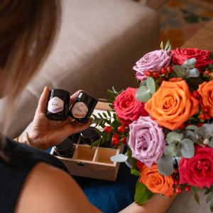 Media 2 - Blumenstrauss «Color Dream» mit Fairtrade-Rosen Max Havelaar und Honig Geschenk-Set von Bee-Family