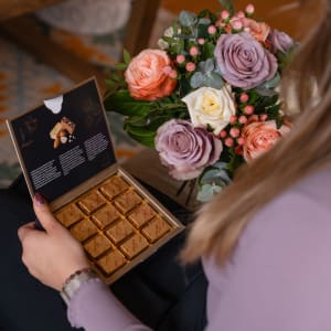 Media 2 - Blumenstrauss «Lovely Roses» mit Fairtrade-Rosen Max Havelaar und Avelines Pralinés von Maestrani