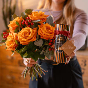 Bouquet de fleurs «Glow Moment» avec roses Fairtrade Max Havelaar et amandes au cacao Gottlieber ainsi que étiquette à suspendre «Happy Birthday»