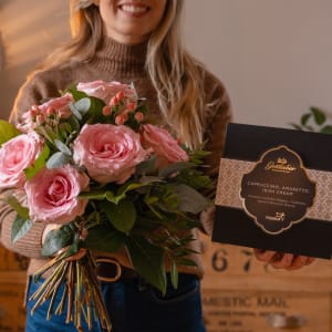Mazzo di fiori «Felicità di rose» con rose Fairtrade Max Havelaar e wafer Gottlieber Hüppen «Special Edition for Fleurop»