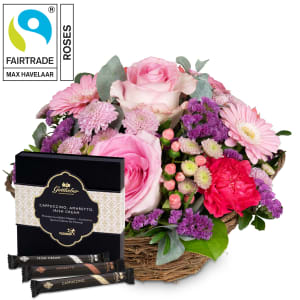 Flower arrangement «Lovely Surprise» with Fairtrade Max Havelaar-Roses and Gottlieber Hüppen «Special Edition for Fleurop»