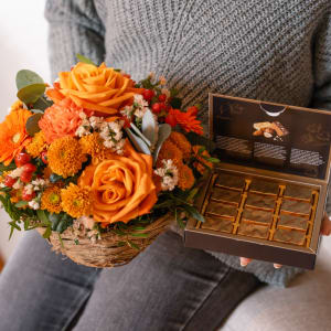 Media 1 - Flower arrangement «Pura Vida» with Fairtrade Max Havelaar Roses and Avelines pralines from Maestrani
