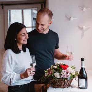 Media 2 - Blumengesteck «Eine Botschaft voller Liebe» mit Prosecco Albino Armani DOC (75 cl)