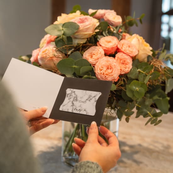 Mazzo di fiori «New Romance» con carta regalo da CHF 50.- di PKZ