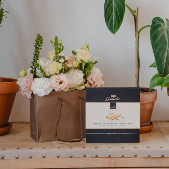 Flower bag «Blossom Bliss» with Gottlieber Hüppen «Special Edition for Fleurop»