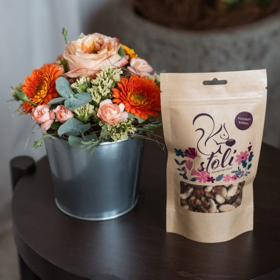 Arrangement floral «Good Feeling» avec des noix stoli – Fleurop Edition