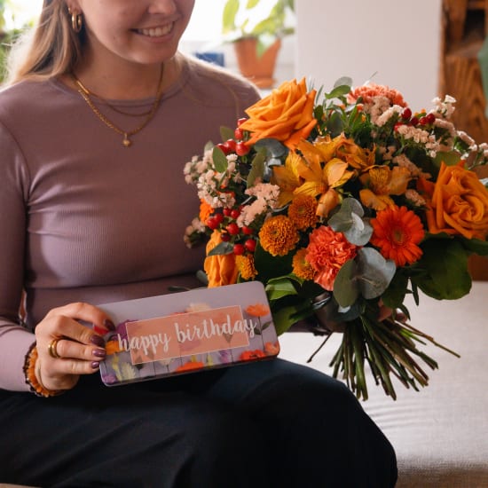Flower bouquet «Pure Vitality» with Fairtrade Max Havelaar Roses and Munz bar of chocolate «Happy Birthday»