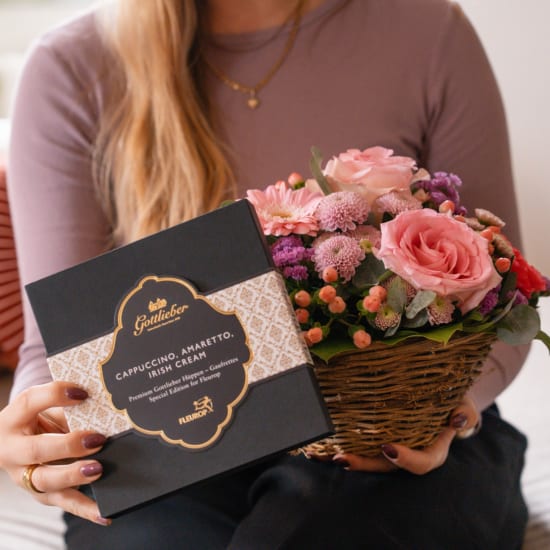 Blumengesteck «Lovely Surprise» mit Fairtrade-Rosen Max Havelaar und Gottlieber Hüppen «Special Edition for Fleurop»