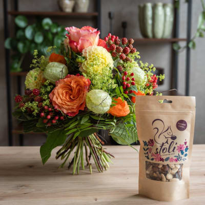 Blumenstrauss «Little Indian Summer» mit stoli-Nüssen – Fleurop Edition