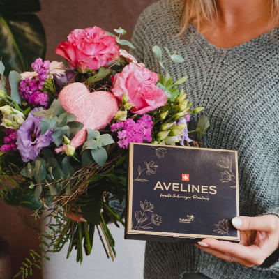 Flower bouquet «Sweet Bloom» with Avelines pralines from Maestrani