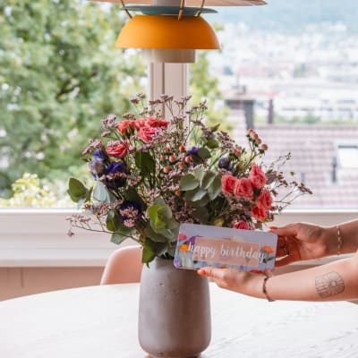 Wiesenstrauss «Soft Bloom» mit Munz Schoggi-Tafel «Happy Birthday»