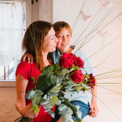 5 rote Rosen mit Grün