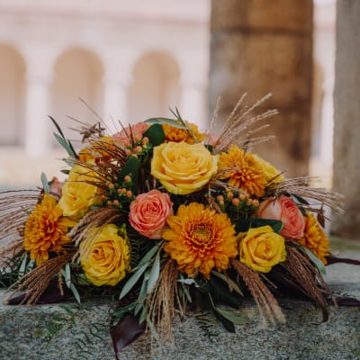 Blumengesteck «In liebevoller Verbundenheit», mit Rosen (für den Friedhof)