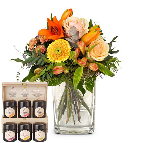 Mazzo di fiori «Wonderful Day con giglio» e set regalo con diversi tipi di miele di Bee-Family